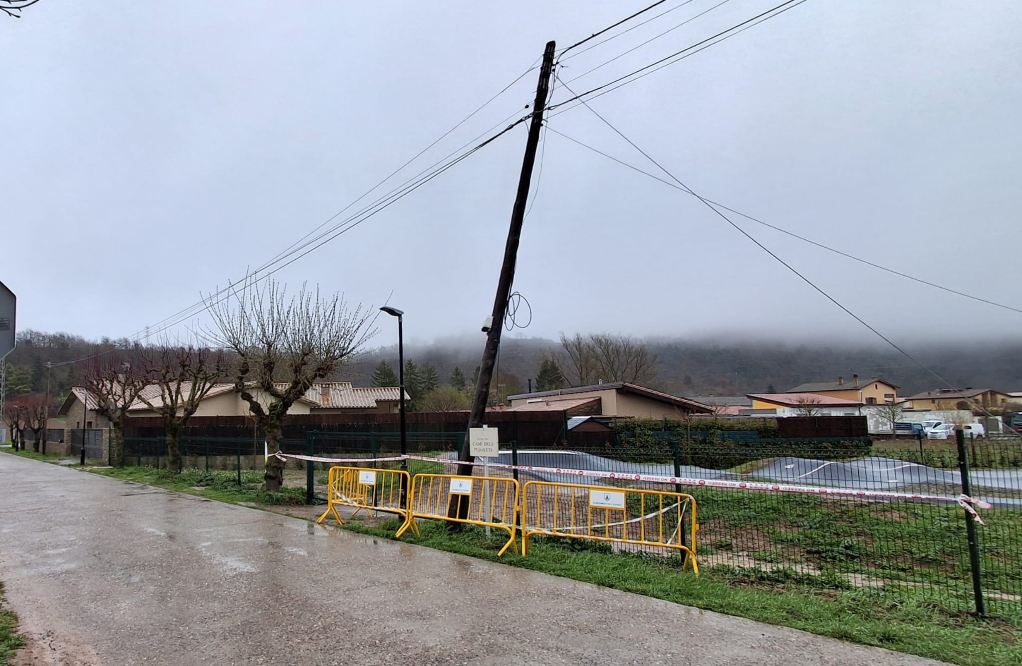 L'Ajuntament de l'Estany reclama que s'actuï  d'urgència en el pal de telefonia del camí dels Pujolets